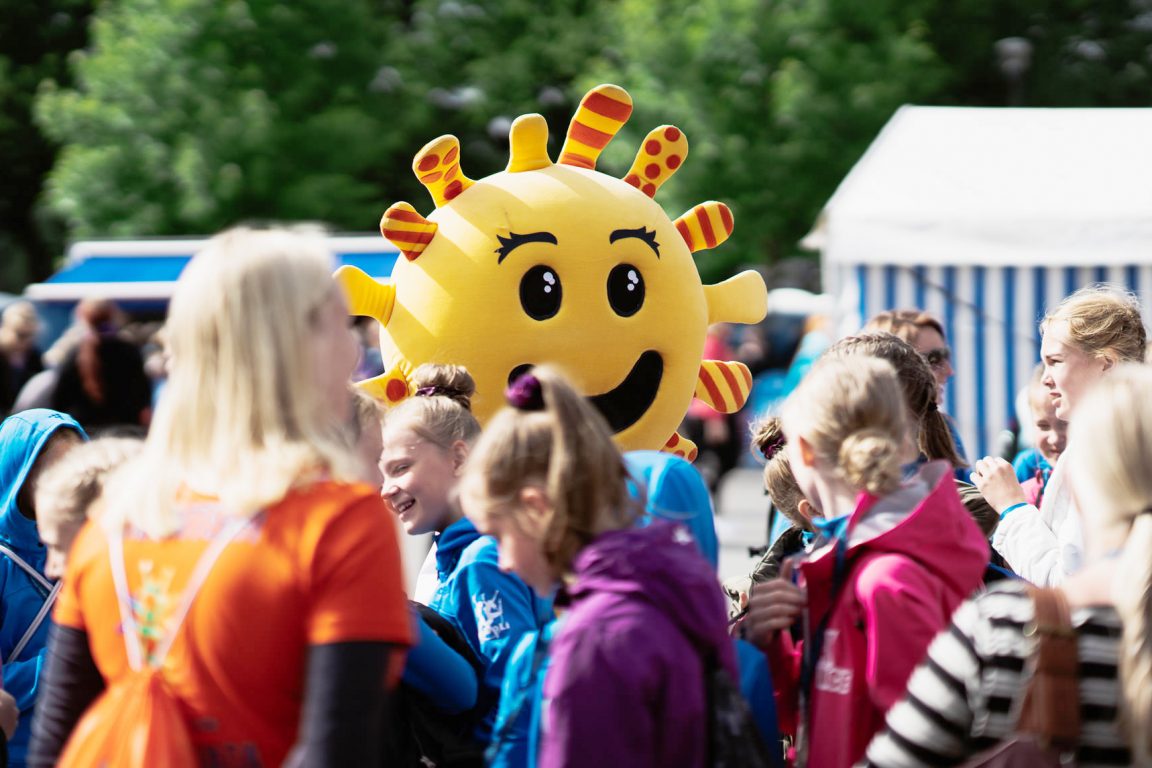 Gymnaestrada-maskotti väenpaljouden keskellä